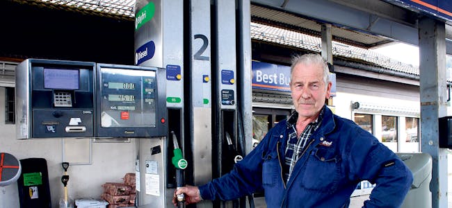 REKORD: Styreleiar Harald Solheim i Solheim Autoservice AS kan konstatera at drivstoffprisane har hatt sterk innverknad på omsetnaden.