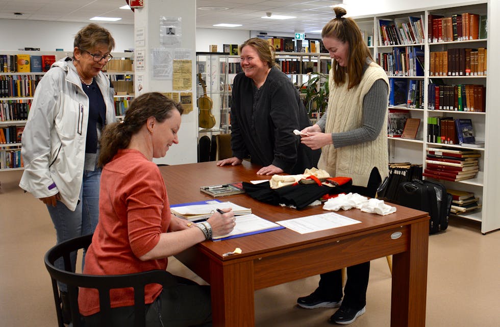KUNNSKAPSRIKE: Ragni Engstrøm Nilsen (i raudt), Kristin Gulbrandsen og Unn Elise Grashorn Refsnes (t.h.) er i Samnanger heile denne veka. Til dagleg held dei til på Norsk institutt for bunad og folkedrakt på Fagernes. T.v bunadsinteressert samning, Marta Holmefjord.