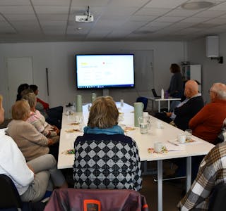 KAN FÅ HJELP: På møtet på Bjørkheim fekk dei frammøtte informasjon om kva tilbod som finst for pårørande til demenssjuke – og kvar dei kan søkja hjelp.