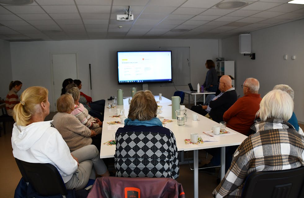 KAN FÅ HJELP: På møtet på Bjørkheim fekk dei frammøtte informasjon om kva tilbod som finst for pårørande til demenssjuke – og kvar dei kan søkja hjelp.