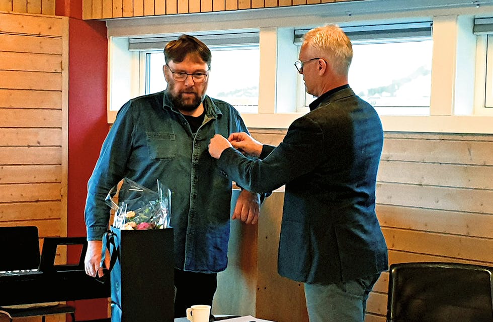 HEIDRA: Ordførar Knut Harald Frøland overrekte medalje, blomar og diplom til til Jon Magne Bogevik. 