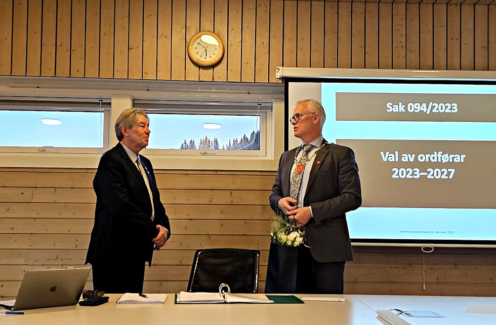 SKIFTET: Her er Karl Kollbotn (t.v.) nettopp valt til ny ordførar i Samnanger. Knut Harald Frøland gratulerer og gjer seg klar til å overlevera blomar og ordførarkjede.