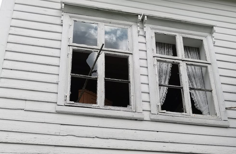 GAMALT: Sjølv om huset i Gjerdsvegen 63 har stått i fleire generasjonar, ønskjer familien å ta vare på det. Men skadeverket den siste tida skapar utfordringar.