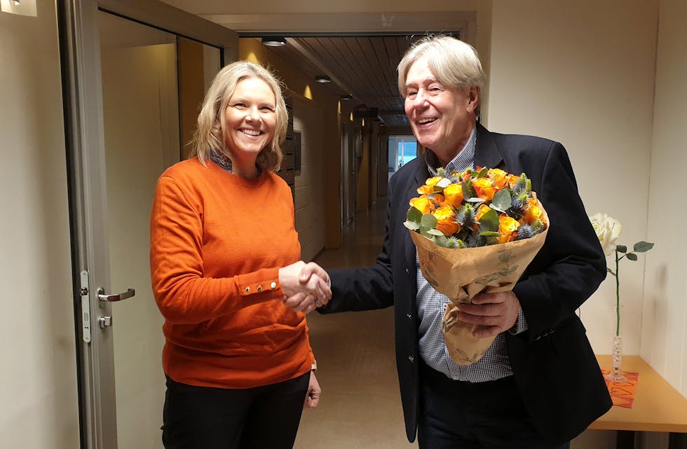 PARTILEIAREN PÅ BESØK: Torsdag var Sylvi Listhaug innom kommunehuset med blomar til den nye ordføraren.