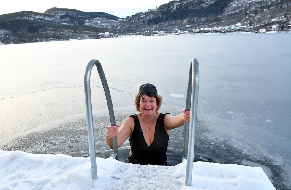 IS, INGA HINDRING: Før damene kunne bada denne vinterdagen, måtte dei hakka hol i isen. Her er Ragnfrid Aadland Olsnes på veg uti.