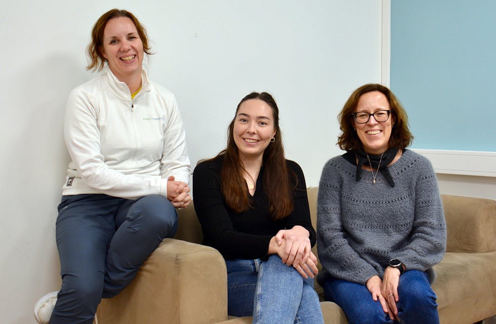 SER GODE RESULTAT: F.v. Frisklivskoordinator Rikke Gjerde Reistad, ergoterapeut Ine Fjeldberg og fysioterapeut Åse Waage Tveit har ansvar for dei nye treningsgruppene for seniorar.