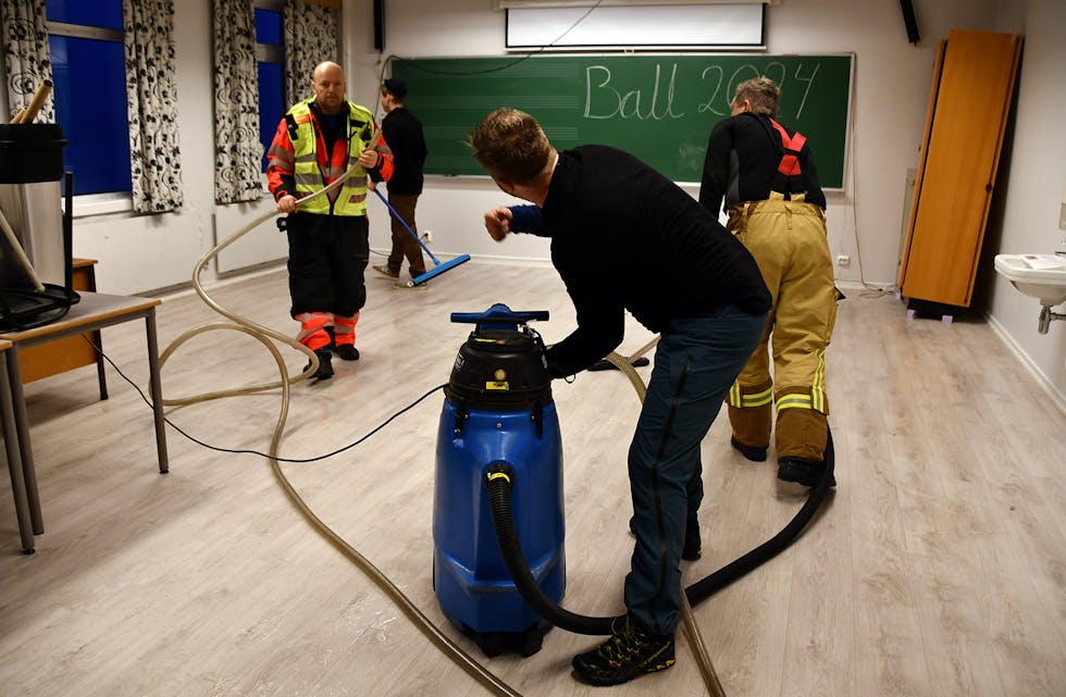 EFFEKTIVE: Brannmannskapa var raskt på plass og fekk sugd opp vatnet. Her er dei nesten ferdige i musikkrommet i kjellaren.