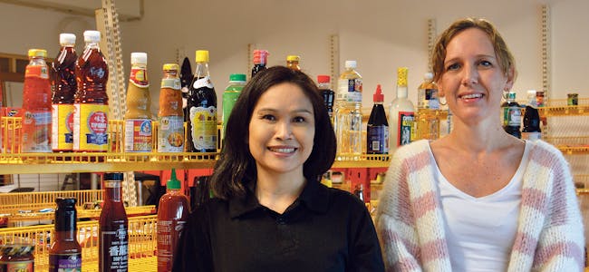 GRÜNDERAR PÅ BJØRKHEIM: Monthian Walairat (t.v.) og Monica Hofsø Steinsland stifta aksjeselskapet Asia Bjørkheim i september i fjor. 