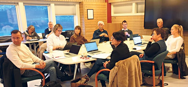 I GANG: Utvalet for oppvekst, helse og omsorg hadde møte tysdag, og diskuterte mellom anna korleis dei skal arbeida med barnehage- og skulestrukturen framover. F.v. Thorbjørn Storås (Ap), Monica Tjønna (INP), Solveig Lara Gautadottir (MDG), Odd Arne Haga (Frp), Håvard Tvedterås (FrP), Knut Harald Frøland (Bl/utvalsleiar), Malin Foss-Reistad (H), Gunn Østvik Petersen (Ap) og Anja Elisabeth Gjerde Markhus (Bl).