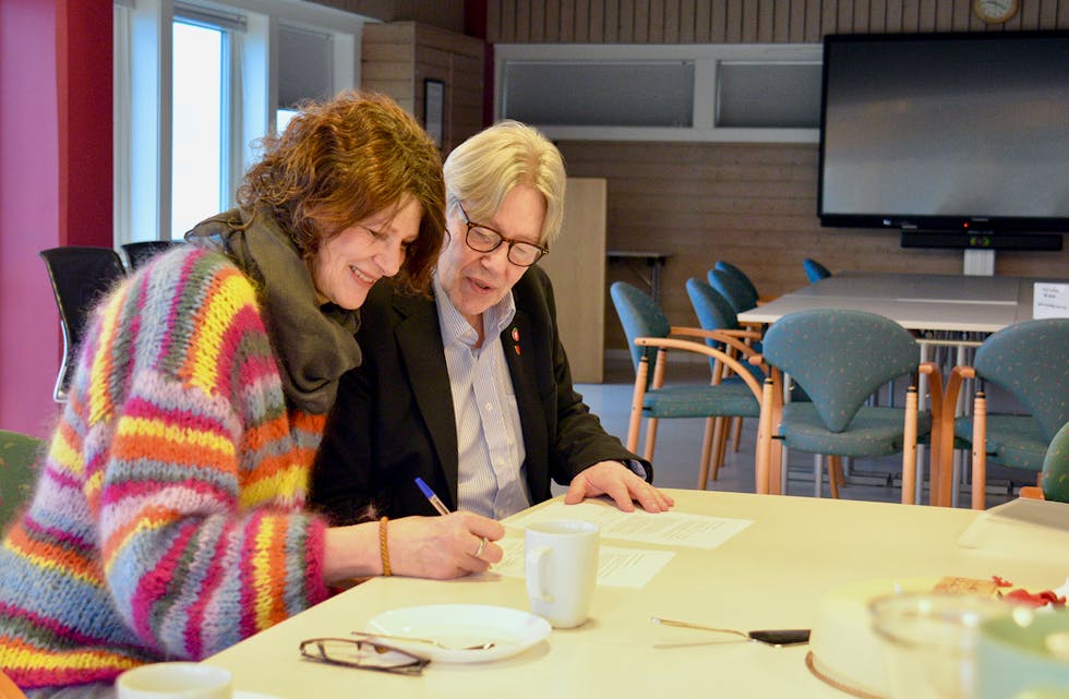 NO ER DET I BOKS: Beate Gauden frå fylkesstyret i Nasjonalforeningen for folkehelsen og ordførar Karl Kollbotn skreiv under avtalen om at Samnanger no er ein demensvenleg kommune.