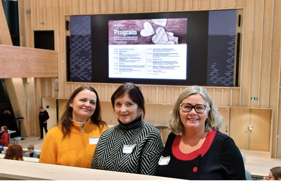 INSPIRERANDE DAG:
F.v. ressurssjukepleiar for demens Linn Katla Gjerde, Mette Sofie Aldal frå dagsenteret og kulturskulerektor Karianne Kayser deltok på fylkeskommunen sin konferanse om musikk og helse.