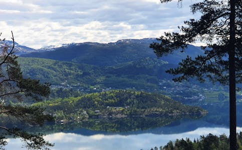 NETT framme Utsikt over Samnangerfjorden RBG