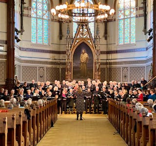 MEKTIG: Rundt hundre songarar frå sju kor var med og feira Samnanger-komponisten Eilert Tøsse i Johanneskyrkja i Bergen sist laurdag.
