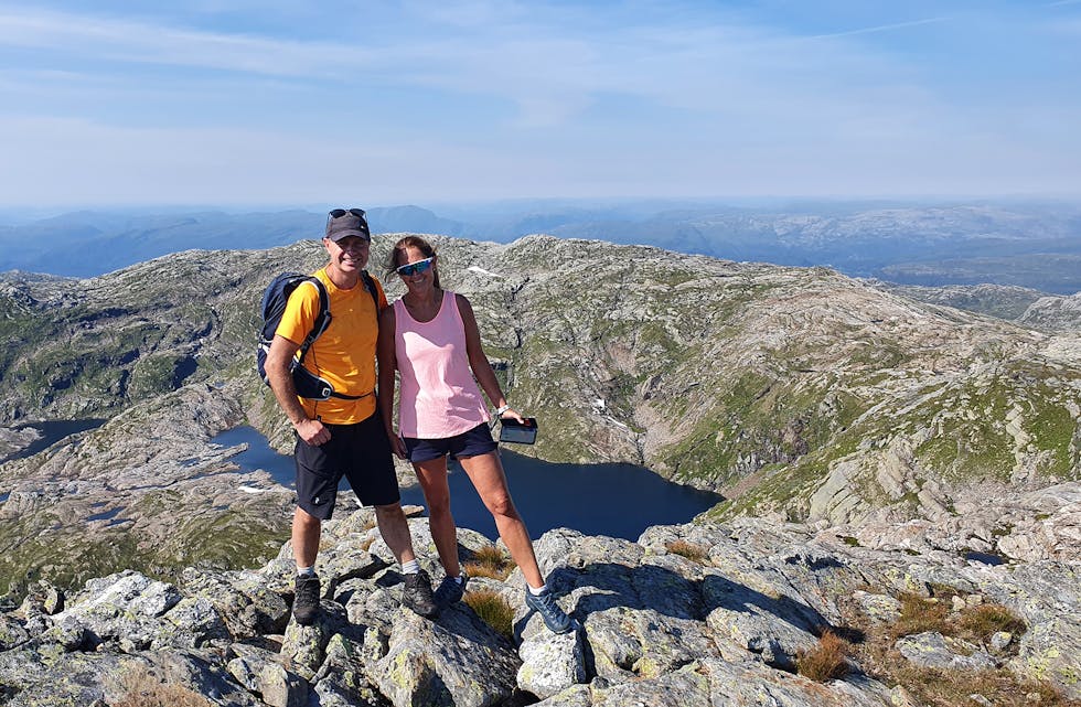 DRYG TUR: Per Magne Tysseland og Gro Bente Helland brukte ca. sju og ein halv time på turen frå Holmane i Samnanger til Gjønavatnet i Fusa. Her på toppen av Raudaberget, rett over kommunegrensa mot Bjørnafjorden.