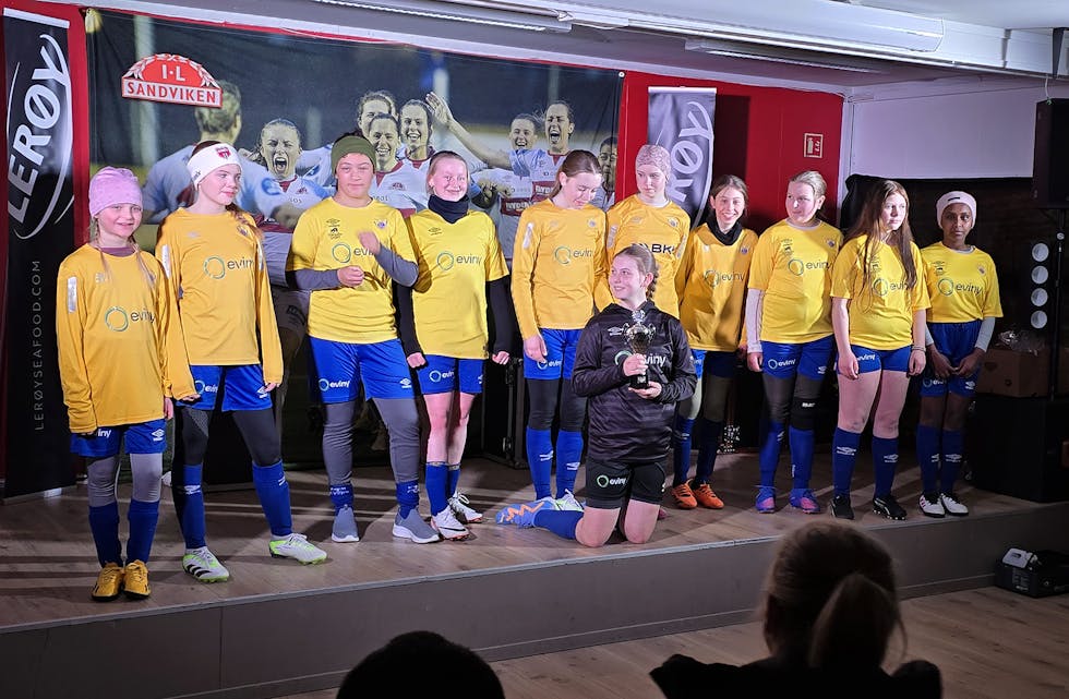 GLADE BRONSEVINNARAR:
Fv: Christina Gjerde Markhus, Adele Liøen Tveiterås, Emma Ugbaniel Reistad, Celina Klette, Nora Liøen Tveiterås, Liva Skår Foss, Tirill Tysse, Ida Gjerde Skulstad, Charlotte Nesse Trengereid og Serena Debrom Tesfamichael. Framme: Olivia Sofie Tvedterås. Ikkje til stades: Emely Ulevik.