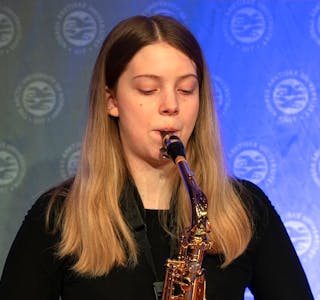 MOTIVERT: Her spelar Vilde Langeland på ein konsert saman med kvartetten frå Musikkonservatoriet i Tromsø våren 2023.