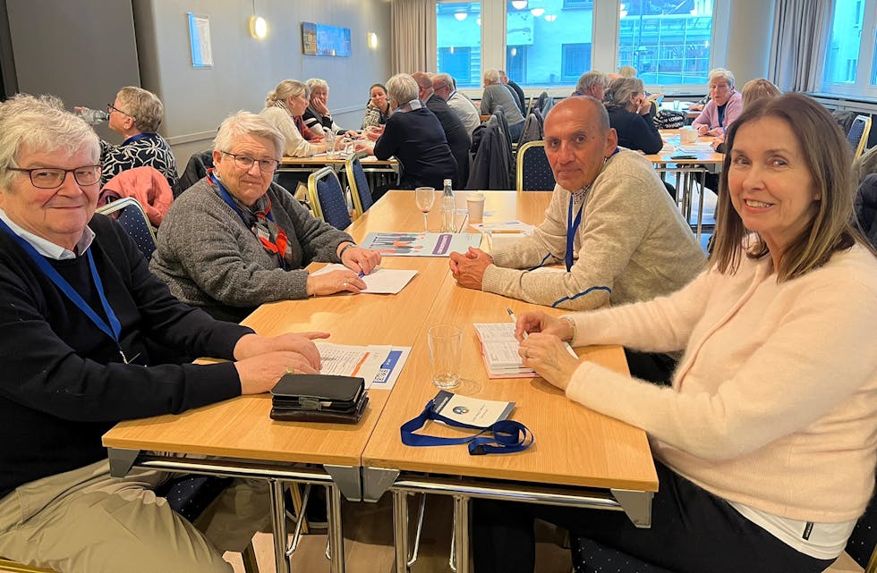 FEKK PÅFYLL: F.v. Gunnar Bruvik, Marit Lønnebakken, Steinar Taule og Linda H. Kolbotn frå eldrerådet i Samnanger har delteke på eldrerådekurs i Bergen. Den femte representanten i rådet denne perioden er Brynjulv Hernes.