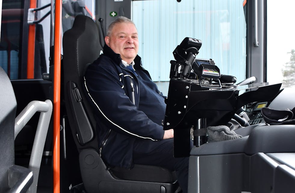 TRIVST: Geir Haugen er nøgd med arbeidskvardagen som bussjåfør, og vil anbefala andre å prøva seg i yrket. 
