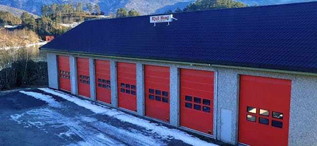 NYTT ALTERNATIV: Formannskapet ønskjer at Kjell Haug-garasjen på Bjørkheim vert vurdert som framtidig tilhaldsstad for brannvesenet, sidan planane om fleirbrukshall på tomta er lagde på is.