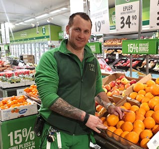 NY REKORD: Håvard Tvedterås og resten av staben hos Kiwi Bjørkheim kunne feira omsetnadsrekord i påskeveka. Mellom anna kjøpte kundane enorme mengder appelsiner.