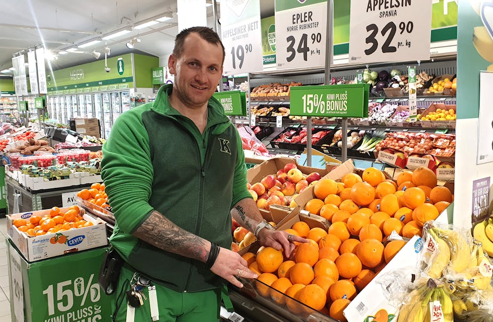 NY REKORD: Håvard Tvedterås og resten av staben hos Kiwi Bjørkheim kunne feira omsetnadsrekord i påskeveka. Mellom anna kjøpte kundane enorme mengder appelsiner.