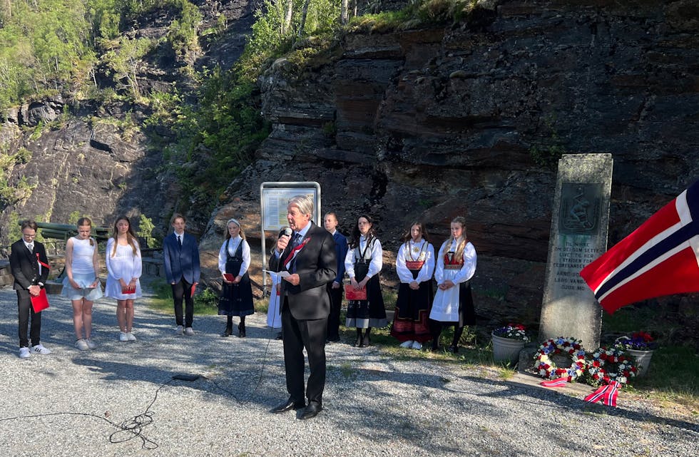 HELDT MINNETALE. Allereie klokka ni på nasjonaldagen var ordførar Karl Kollbotn med og heidra dei som fall ved Fossen bratte under krigen.