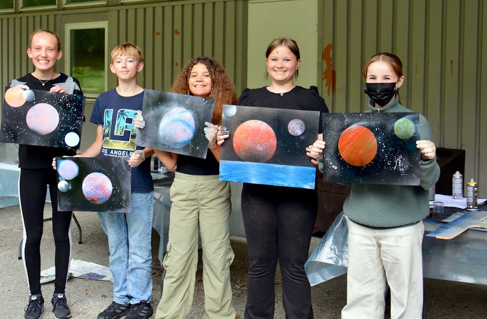 STOLTE KUNSTNARAR: F.v. Rikke Hofsø Steinsland, Håkon Skutlaberg, Sarah Rivania Garcez-Muggerud, Hanna Øpstad-Gjerde og Anna Skjellanger.