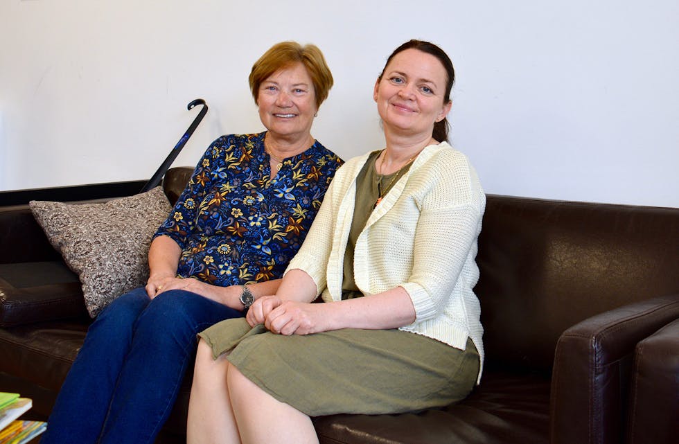 GJEVANDE OPPGÅVE: Elisabeth Holdhus (t.v.) har vore aktivitetsvenn for personar med demens i fleire år og hatt stor glede av det. Demenssjukepleiar Linn Katla Gjerde, som organiserer ordninga i lag med kommunen sin frivilligkoordinator, ønskjer seg no fleire nye aktivitetsvenner.