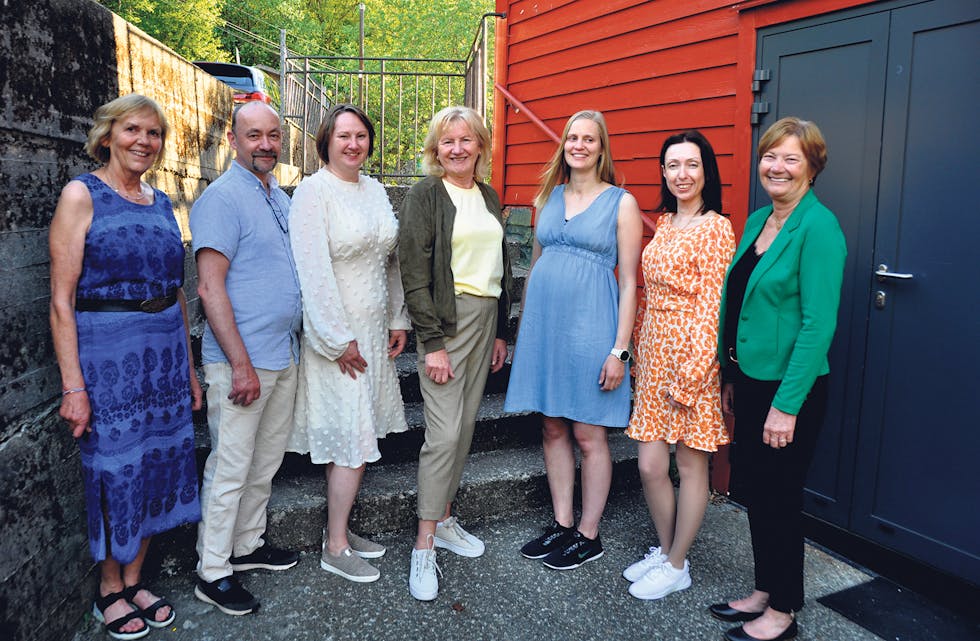 SONGGLAD GJENG: Trengereidkoret rekrutterer medlemmer frå både Samnanger og Arna. Her er samningane blant dei: F.v. Kari Dyrhovden, Karl Åge Rolfsvåg, Janne Kathrin Kvittingen Rolfsvåg, Tove Kleivane, Mirjam Dyrhovden Fjell, Svitlana Shyrkova og Elisabeth Holdhus.