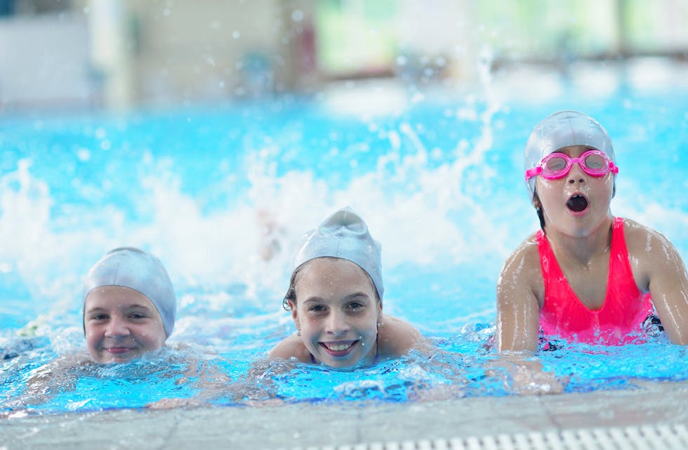 KJEKT, MEN DYRT: Å ta med ungane i symjehallen, kan fort verta dyrt. Dette er ein av mange aktivitetar ein kan søkja om fritidstilskot til.