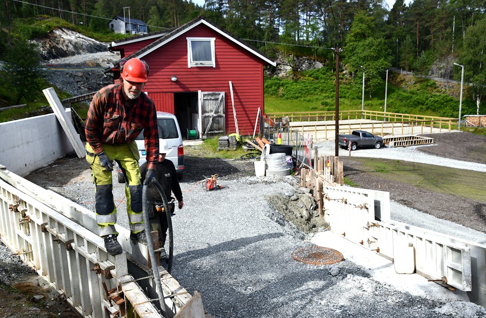 ARBEIDSKAR: Det er ikkje ofte Tomas Eikeland sit stille og ikkje har nokre prosjekt på gang. Her støyper han to nye murar utanfor stallen sin på Nymark.