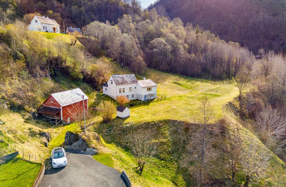 POPULÆR IDYLL: Rykta om denne eigedomen nådde heilt til Sør-Europa. Heile seks bodgjevarar kriga om å få skapa sin eigen småbruksdraum på Indre Tysse.