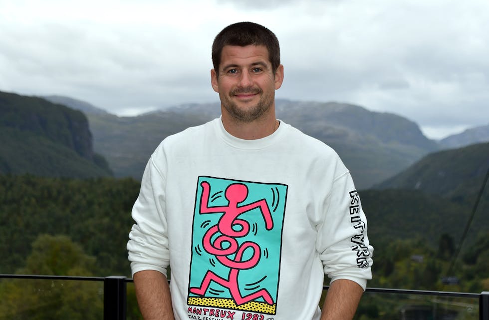 PÅ EIN FJELLTOPP: Her står Stefan på den nylaga altanen sin, med natur på alle kantar og utsikt utover dei majestetiske fjella. Dei bur så høgt oppe på Høysæter, at dei ofte kan sjå over skyene.