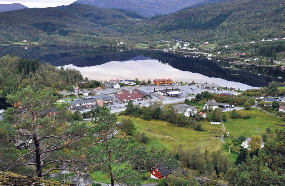 KOMPLISERT TRAFIKKSITUASJON: Å etablera ein brannstasjon med utrykking til og frå Bjørkheimsområdet, er uønskt av omsyn til trafikktryggleiken,
meiner Vestland fylkeskommune. Bygget som er aktuelt å innreia til bruk for brannvesenet kan skimtast til venstre i biletet.