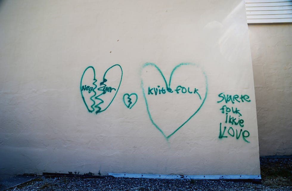 RASISTISK BODSKAP: Noko av tagginga på ungdomsskulen har eit klart rasediskriminerande uttrykk.