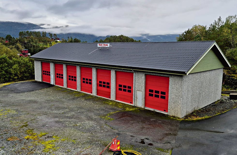 BLIR DYRT: Kommunestyrefleirtalet håpa å få ei rimeleg og akseptabel løysing på brannstasjonsaka då dei ba om å få utgreidd Kjell Haug-garasjen på Bjørkheim som alternativ. No viser det seg at det blir både krevjande og kostbart å byggja ny avkøyrsle frå fylkesvegen og ned til bygget.