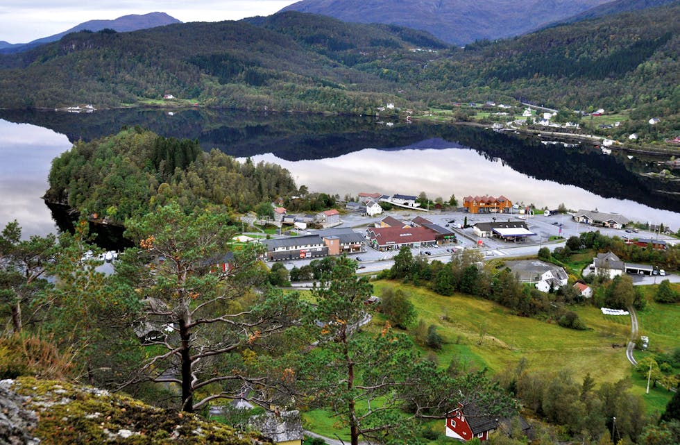 KRITISK: Sjølv om både kommunen og utbyggjaren ønskjer bustader på den skogkledde halvøya Klubben på Bjørkheim, meiner Statsforvaltaren i Vestland at 45 leilegheiter er eit så stort prosjekt at det ikkje kan baserast på ein tolv år gamal områdeplan.