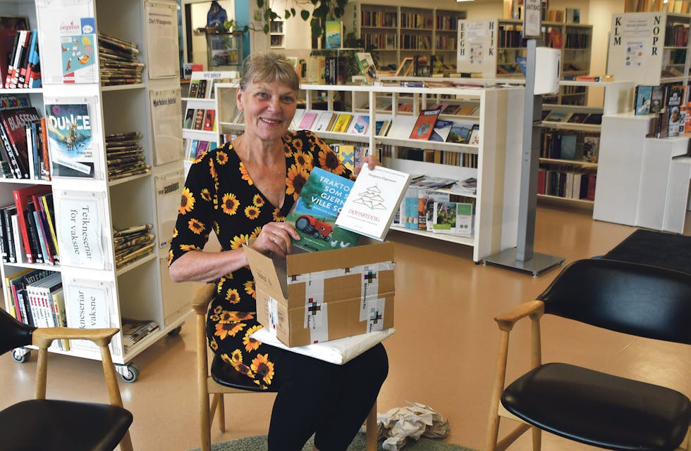 NESTEN JULAFTAN: Når det kjem kasser med nye bøker til biblioteket, er det som julekvelden kvar gong, synest biblioteksjef Merethe Gauden.