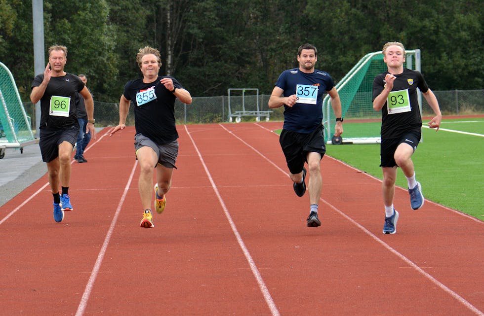 KNIVSKARP KONKURRANSE: Desse fire kjempa om å koma først over målstreken på 60-meteren. F.v. Rune Øien, Frank Georg Jørgensen Davidsen, Stefan Andre Høysæter og Jonas Lønnebakken Holdhus.