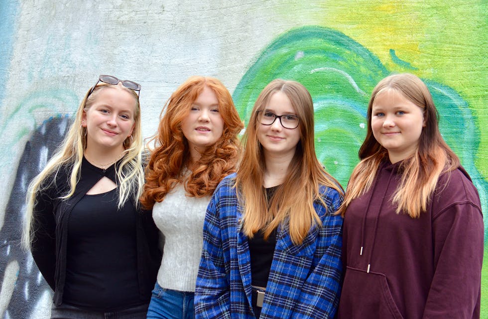 VIL UTGJERA EIN FORSKJELL: Neste veke sit desse jentene på Bjørkheim og samlar inn pengar til demensforsking. Frå venstre Sofie Holmsen, Julia Steinsland-Hauge, Sara Olivia Nordnes og Hanna Øpstad-Gjerde.