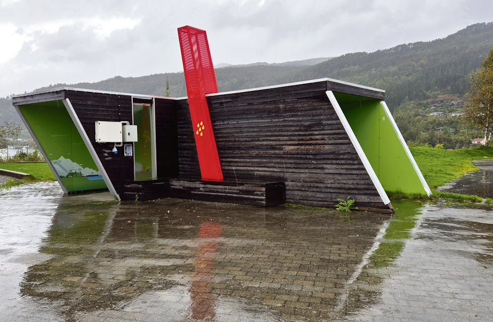 OPPTAR PLASS: «Moglegheitsmasta» på Bjørkheim skulle fungera som eit monument over kraftutbygginga i kommunen. No vil politikarane ha byggverket bort, slik at plassen kan få ein meir nyttig funksjon.