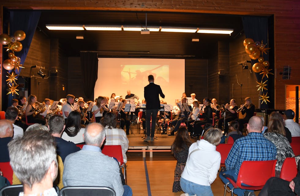 STEMNINGSFULLT: Det var veldig stor variasjon i songane korpset spelte, alt frå majestetisk og stort til følsamt og forsiktig.