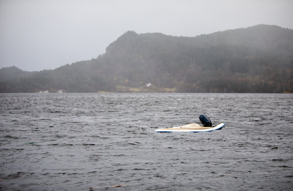 PÅ NEDTUR: Båten er full i vatn og treng ein redningsaksjon snarast.