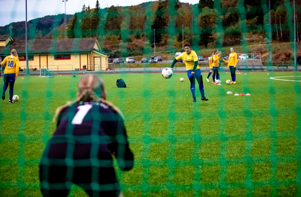 MOT TOPPEN: Her skyt kaptein Emma Ugbaniel Reistad eit solid skot mot mål. Keeper er Olivia Sofie Tvedterås. Denne sesongen har Samnanger J13 berre sleppt inn fire mål, færrast av alle laga i gruppa.
