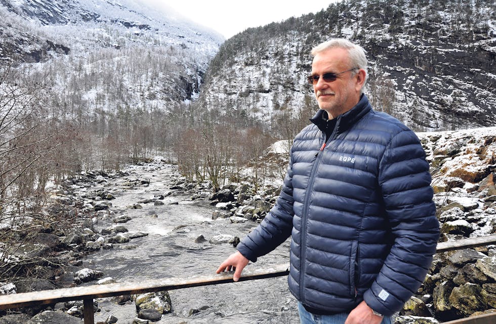 KAN BETRA TILHØVA FOR LAKSEN: Johannes Egil Kulild, som er ein av grunneigarane, meiner at ei skånsam utbygging av Eikedalsvassdraget kan ha positiv innverknad på tilhøva for laks og aure i elva.