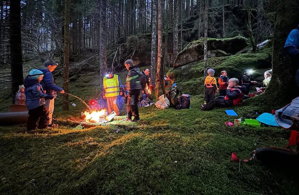 BÅLKOS: Sist veke fekk borna som deltok på turlaget sin kveldsmattur utforska Trollskogen.
