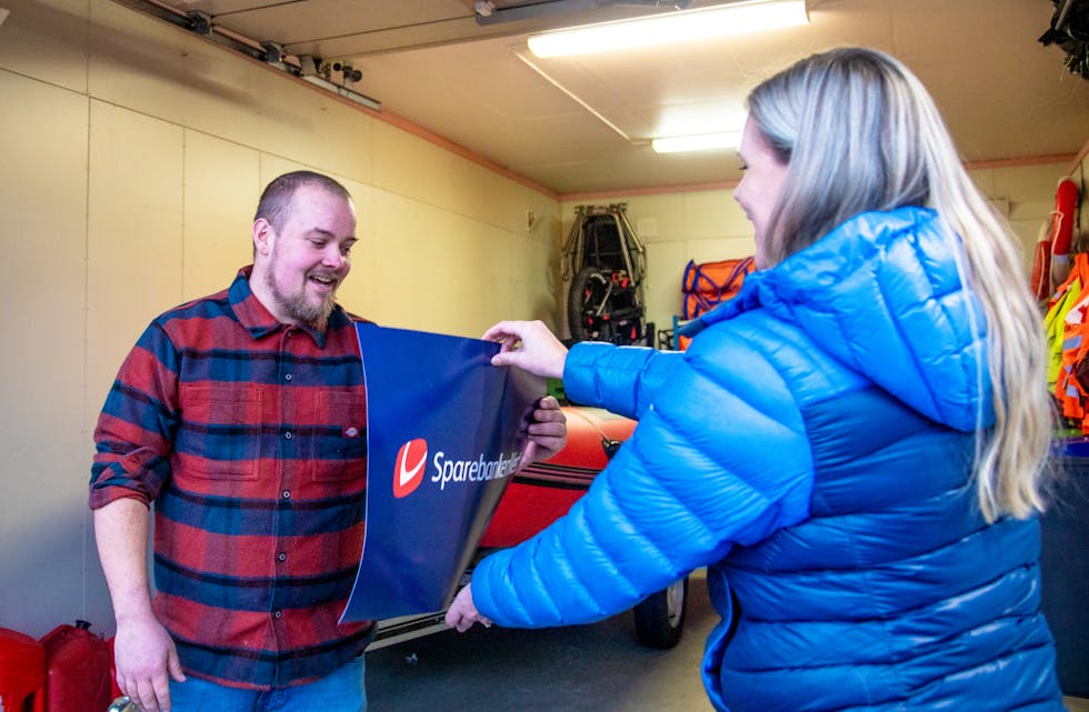 TOK IMOT: Sparebanken Vest hadde med seg ei gåve til Jørgen Trengereid og Samnanger Røde Kors Hjelpekorps sist veke.