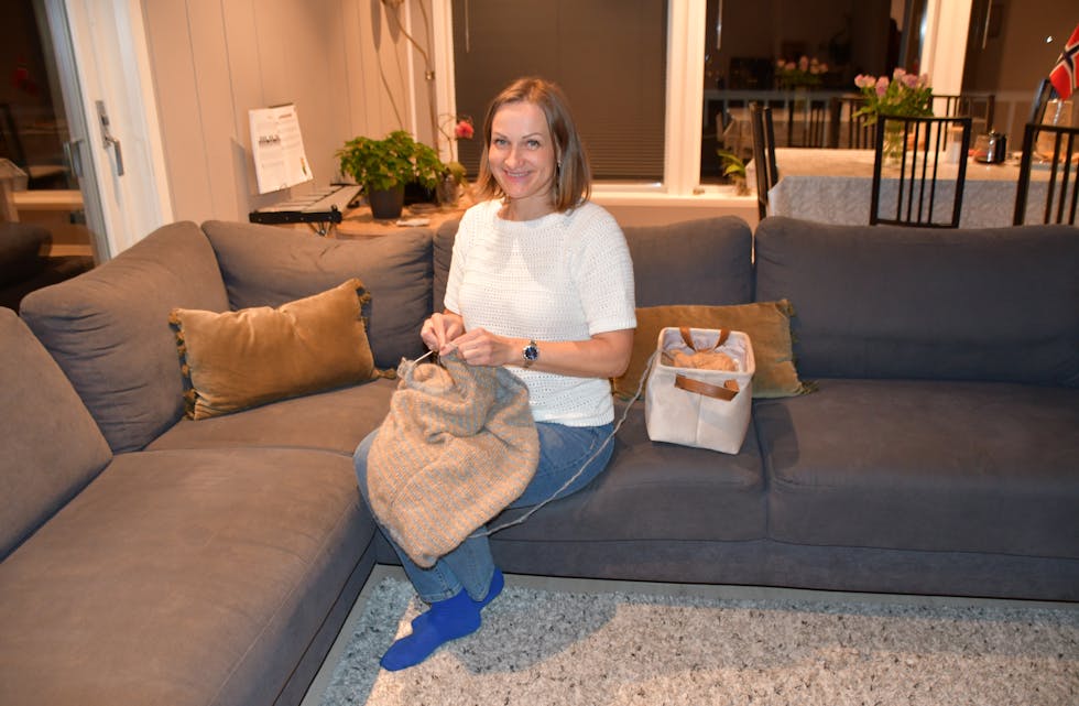 KREATIV: Å hekla, strikka eller sy er noko Alla Derevianko ikkje kan klara seg utan. Genseren ho går med på biletet har ho hekla sjølv, heilt utan mønster. Ho har også laga mange kjolar og andre plagg opp gjennom åra.