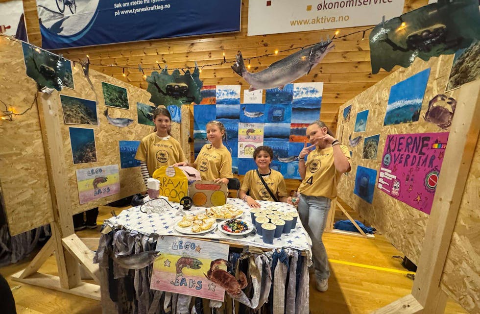 PÅ STAND: Sandra Elise Steinsland Trengereid, Trude Tveit Sjursen, Sarah Rivania Garcez-Muggerud og Helene Nymark Skåla. Dei er med på laget LegoLaks.