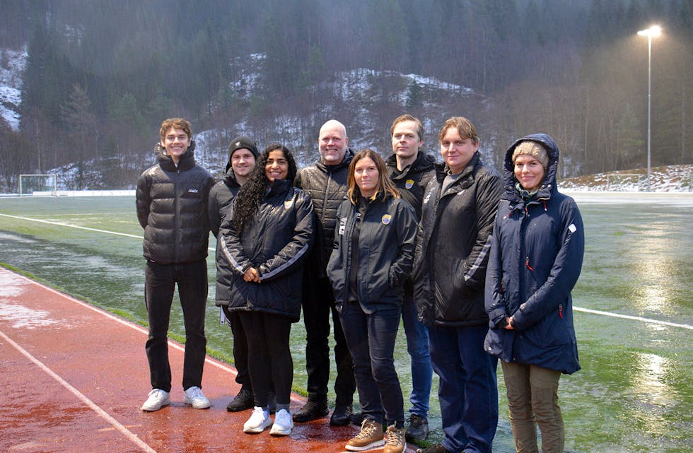 BLID GJENG PÅ BLAUT BANE: Blant Samnanger sine mange aktive i fotballgruppa er f.v. Aleksander Strøm (lagleiar A-lag herrer), Sander Waage (assistenttrenar A-lag herrer), Gislane Totland (kasserar i fotballgruppa), Dan Martinsen (hovudtrenar A-lag herrer), Siw Berit Tveit (styrmedlem i fotballgruppa, lagleiar J19), Roy Vegar Hope (sportsleg ansvarleg i fotballgruppa), Frode Vinje Våge (trenar for 1. og 6. klasse) og Kathrine Jørgensen (trenar for 1. og 5. klasse).